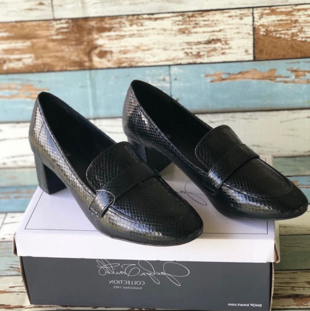 SOLD!!! Women's black pump